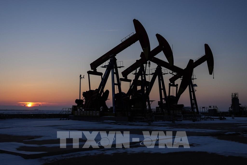 Phiên 1/5, giá dầu thế giới giảm xuống mức thấp nhất trong bảy tuần