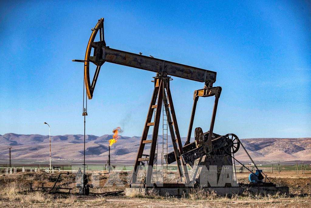Giá dầu thế giới tiếp tục lao dốc sau thông tin về nhu cầu nhiên liệu