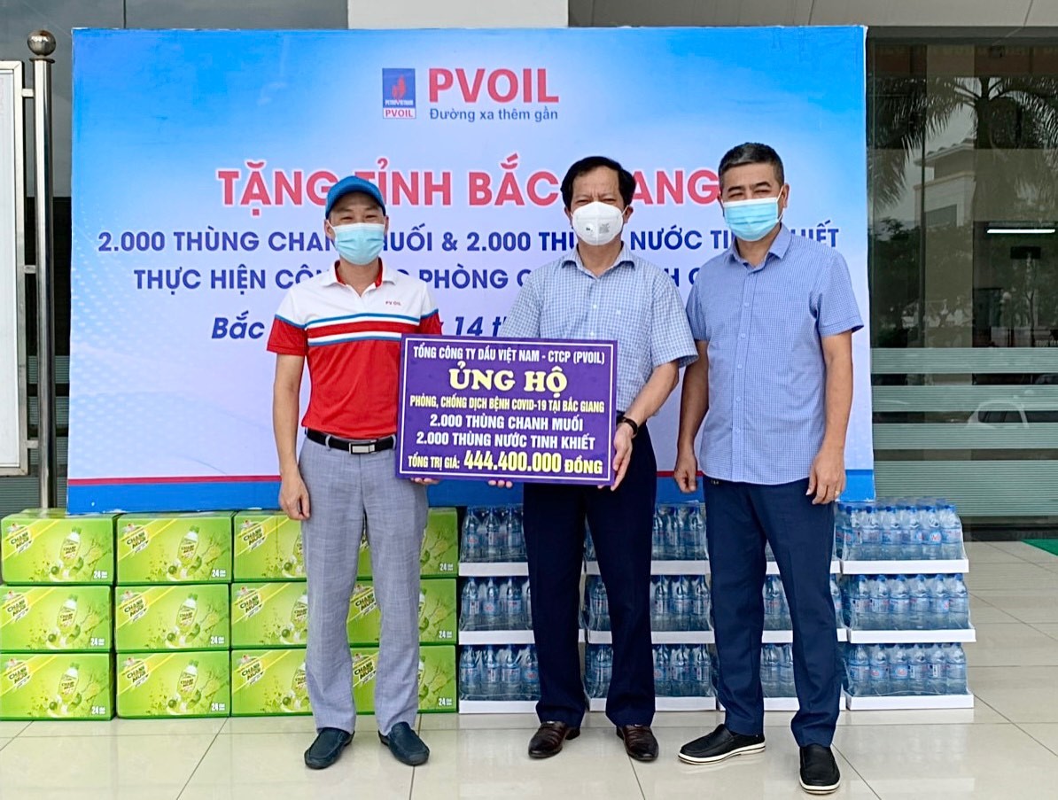 PVOIL donates 6,000 barrels of water to people and Covid-19 pandemic prevention and control forces of Bac Giang and Bac Ninh provinces