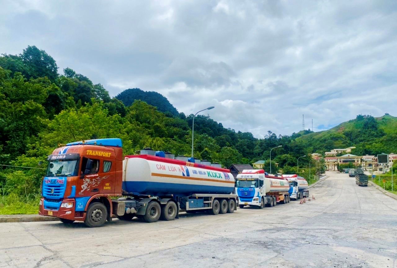 PVOIL Laos imported the first petroleum shipment from Vietnam