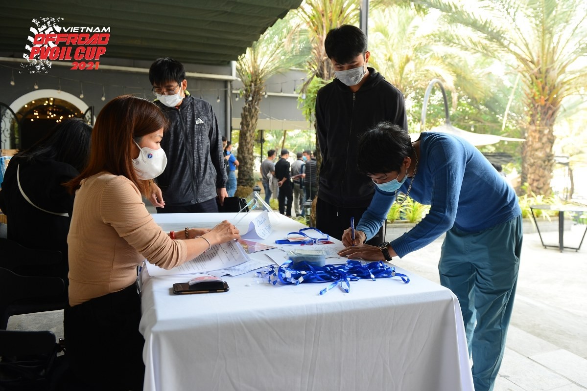 Journey of PVOIL VOC 2021 [9] The Organizing Committee and Executive Board of PVOIL VOC 2021 handed over RACE-KIT and organised a meeting about technical issues for the competing teams on December 10