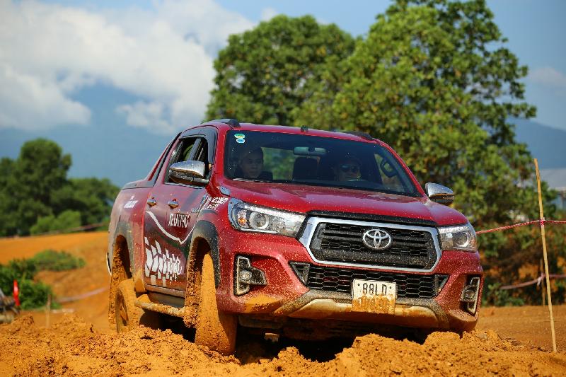 Trải nghiệm lái xe địa hình với Toyota Hilux tại PVOIL VOC 2019