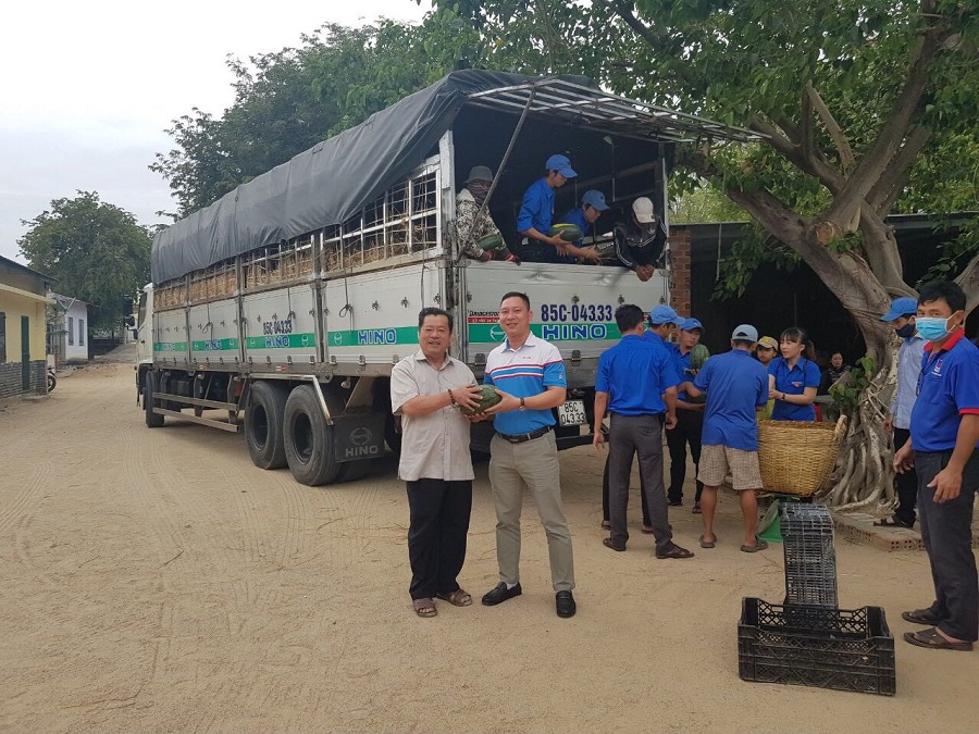 PVOIL helps farmers selling watermelons in Ninh Thuan province