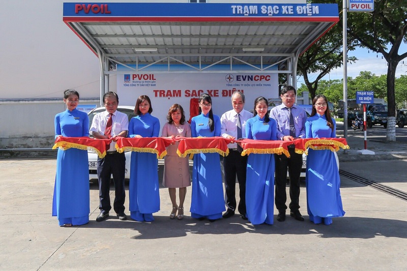 The first time in Vietnam, PVOIL inaugurates electric vehicle charging stations at petroleum stations