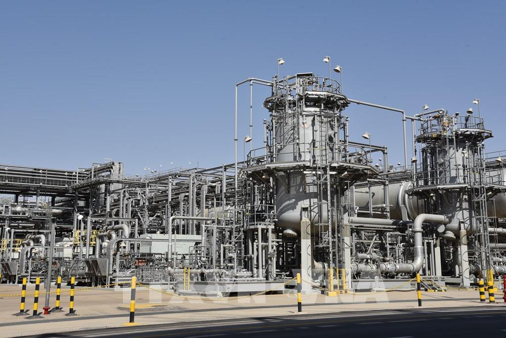 OPEC+ rục rịch tăng sản lượng, giá dầu chịu sức ép