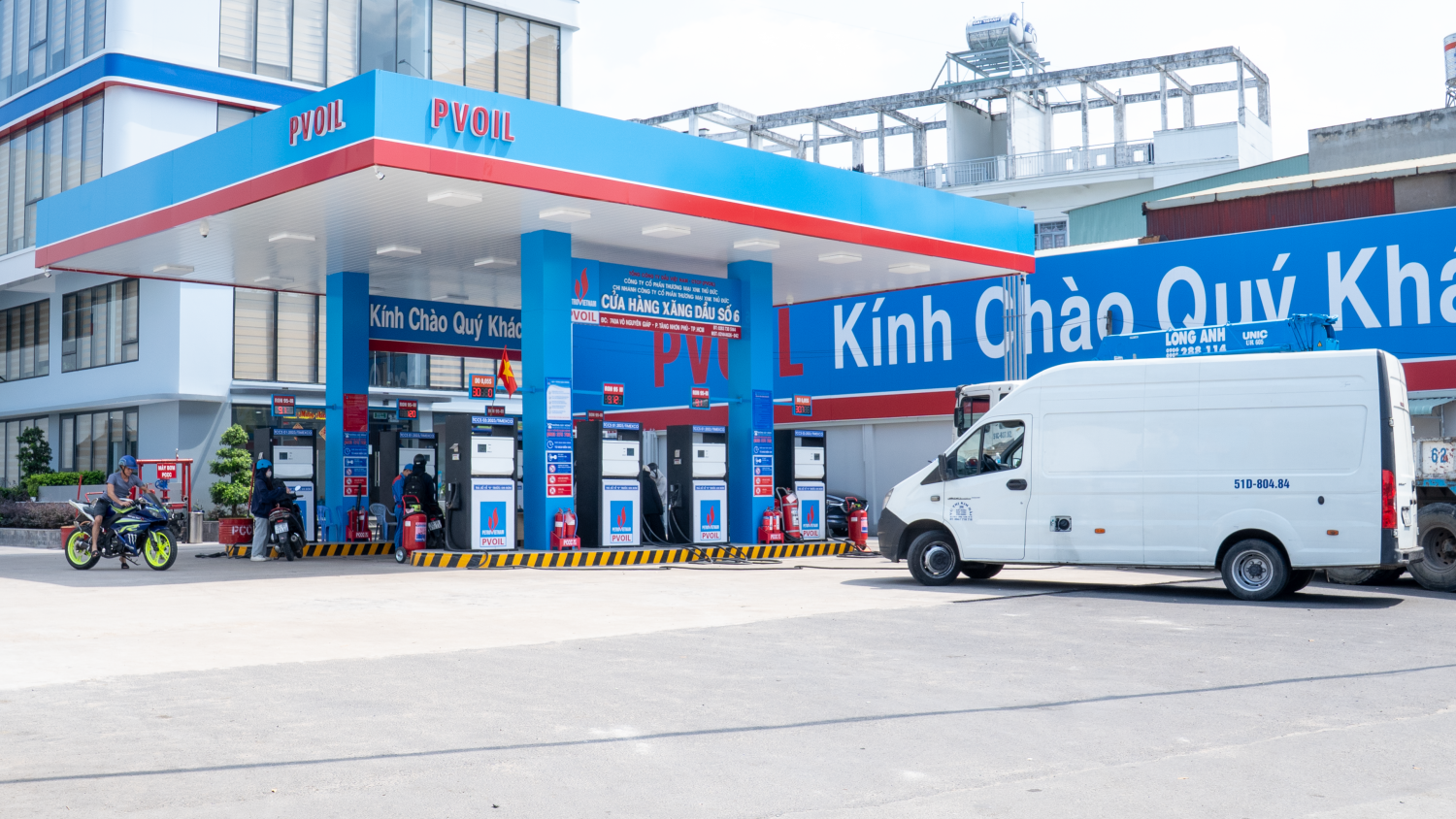 [Chùm ảnh] Hệ thống cây xăng PVOIL đảm bảo nguồn cung, khách hàng không phải chờ đợi lâu