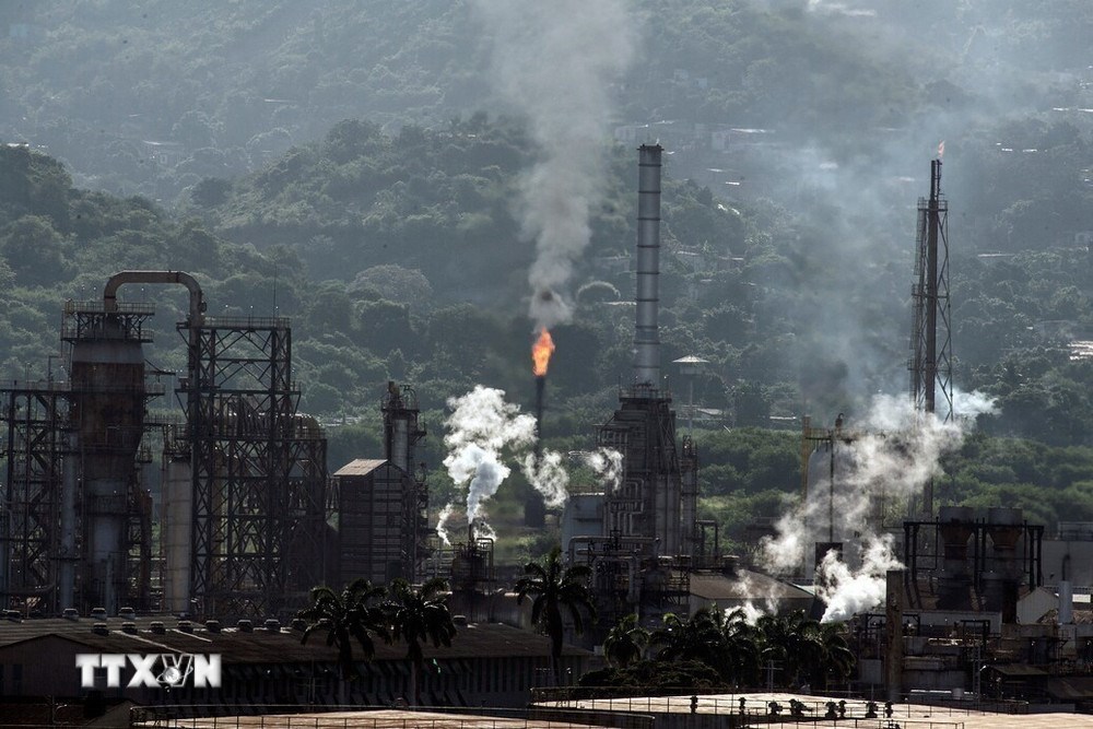 Giá dầu thế giới tiếp tục tăng bất chấp nỗ lực xả kho dự trữ kỷ lục của IEA